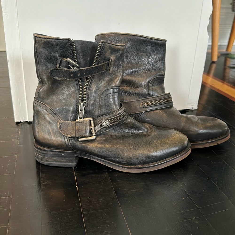 These shoes are from Treasure & bond. They are a size 8.5 in women’s.